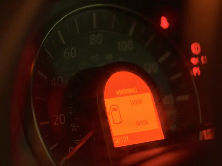 Cuadro de instrumentos de un coche con varios testigos de avería encendidos