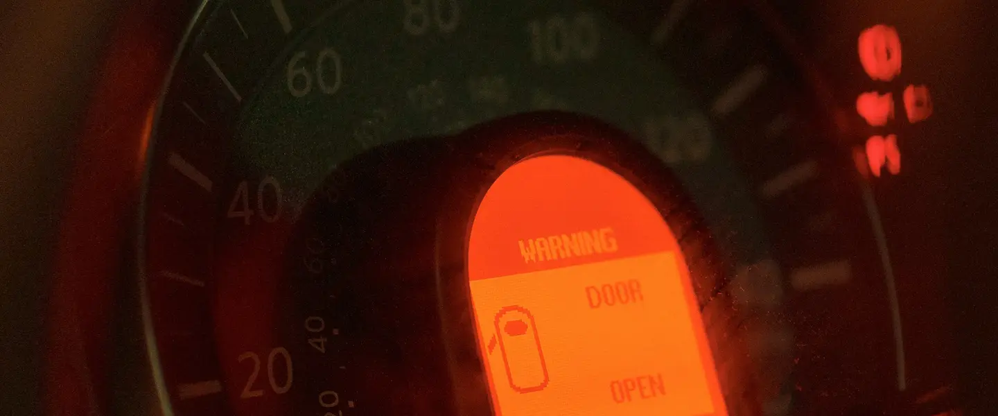 Cuadro de instrumentos de un coche con varios testigos de avería encendidos